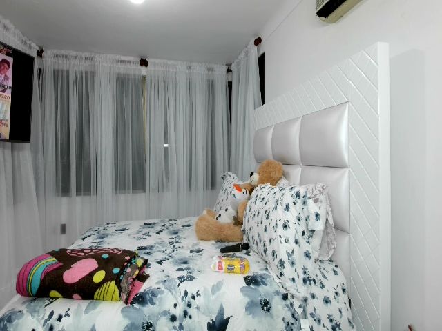 Live sex webcam photo for Einnyn_sweet #252476061