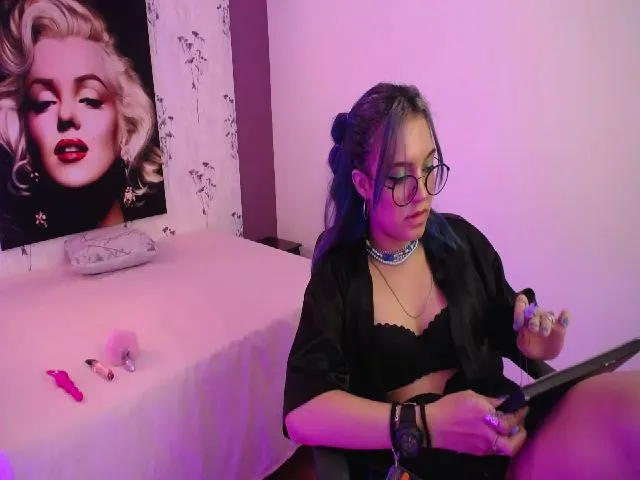 Live sex webcam photo for Spaaarkie #259407746