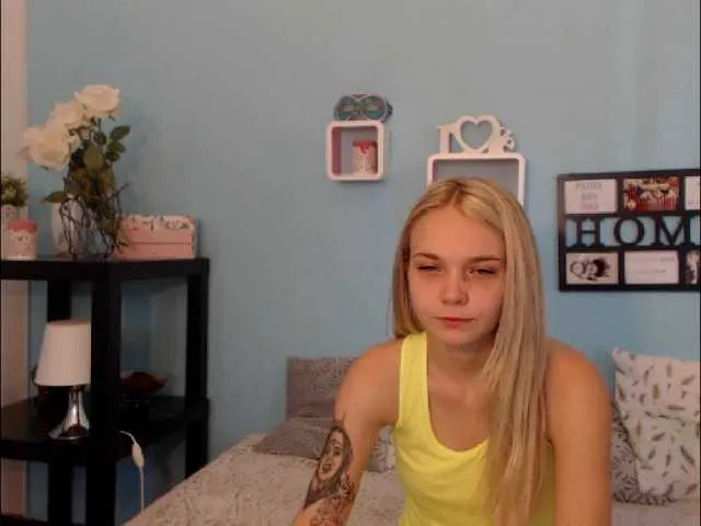 Live sex webcam photo for AnnaHappy18 #245847934