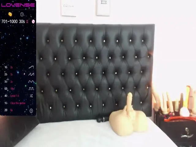 Live sex webcam photo for Shantal_19 #258274297