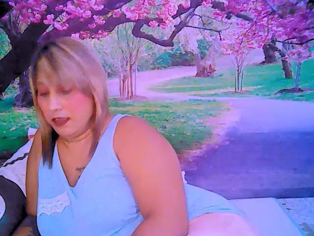 Live sex webcam photo for Roxyfoxy69 #253070592