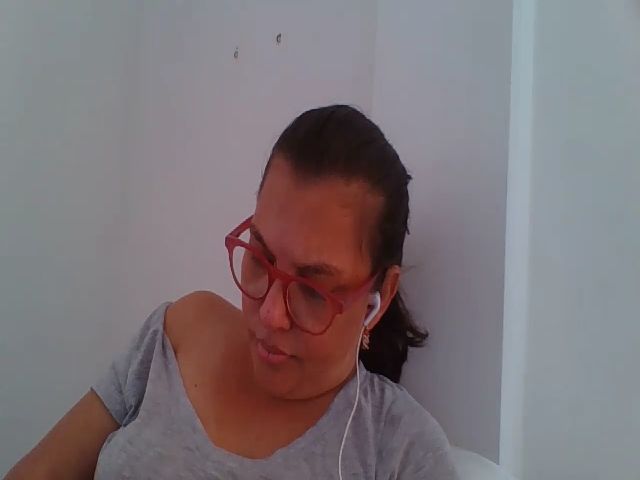 Live sex webcam photo for SweetLola01 #253193142