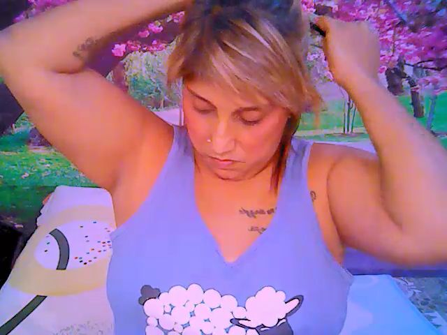 Live sex webcam photo for Roxyfoxy69 #262039999