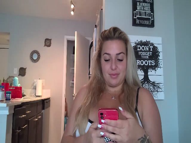 Live sex webcam photo for Blondeshawty #256289405