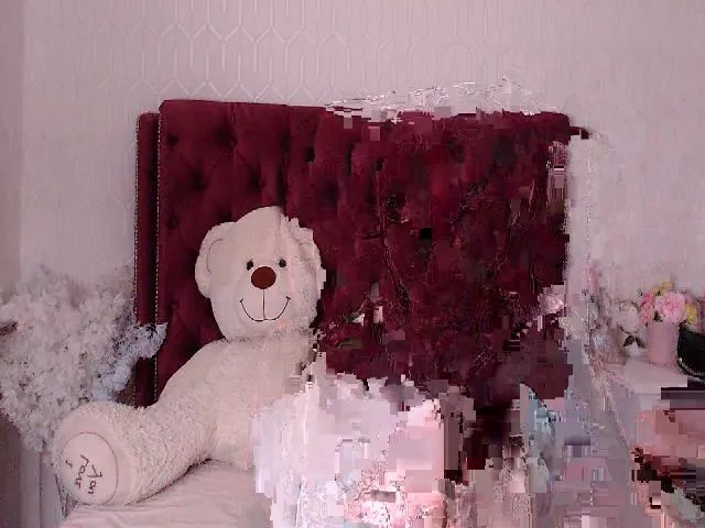 Live sex webcam photo for Roxy_Di #254126900