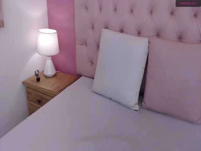 Live sex webcam photo for Keyra_R #261452077