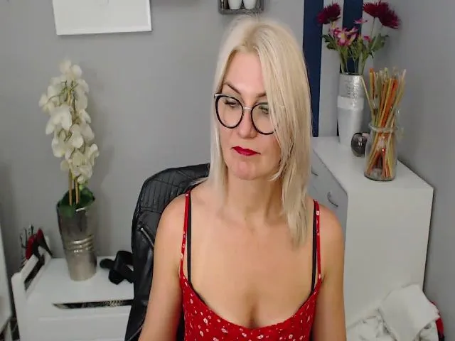Live sex webcam photo for YummyLOR #264151595