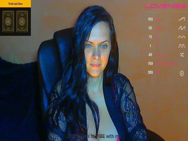 Live sex webcam photo for SexQueen1111 #256225402