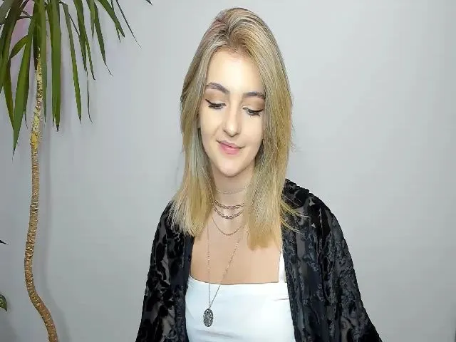 Live sex webcam photo for HelelGretta #263231429