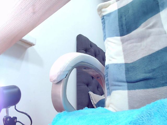 Live sex webcam photo for HANNAH_19 #255672998