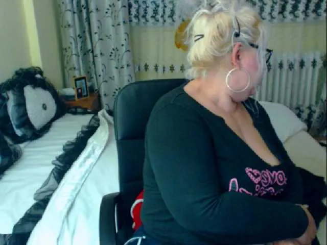 Live sex webcam photo for SonyaHotMilf #287962136