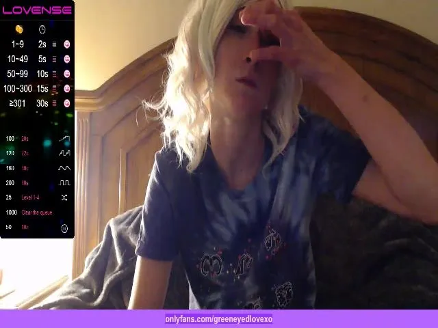 Live sex webcam photo for xKawaiiQueenx #252392176