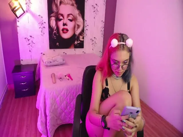 Live sex webcam photo for Spaaarkie #253813860