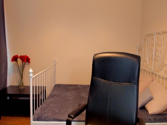 Live sex webcam photo for O1iv1a #260536337