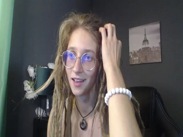 Live sex webcam photo for KINKYkeira #254113744