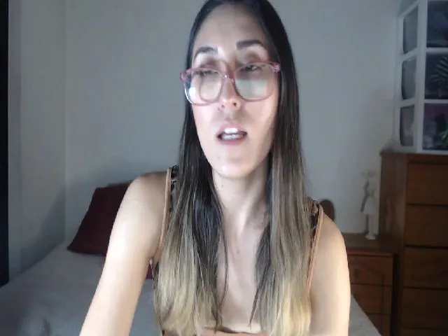 Live sex webcam photo for Ninimoon #255903237