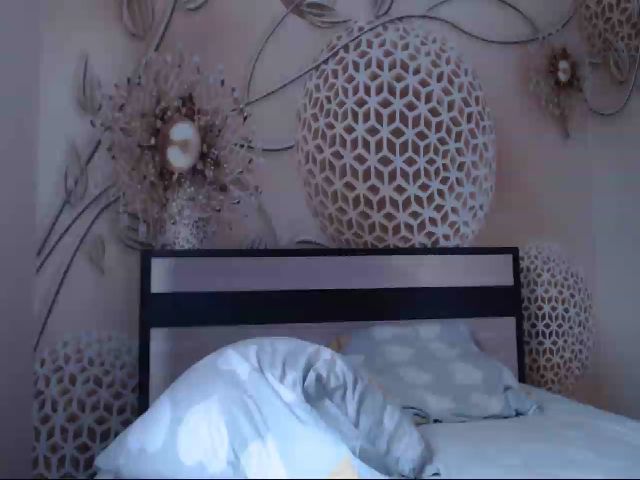 Live sex webcam photo for MeltingJulia #260020761