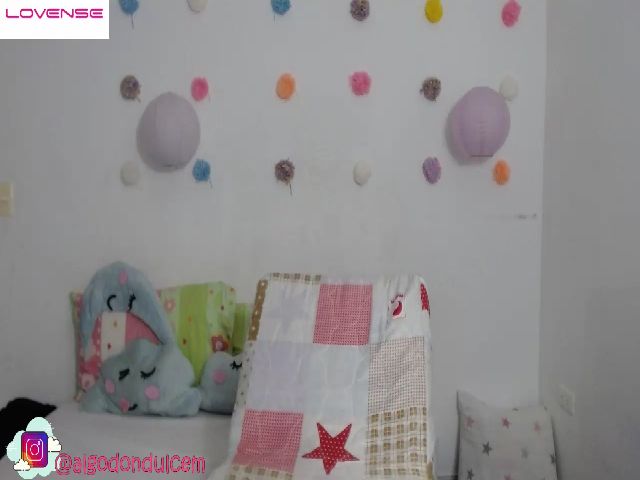 Live sex webcam photo for Em_aa #260452019