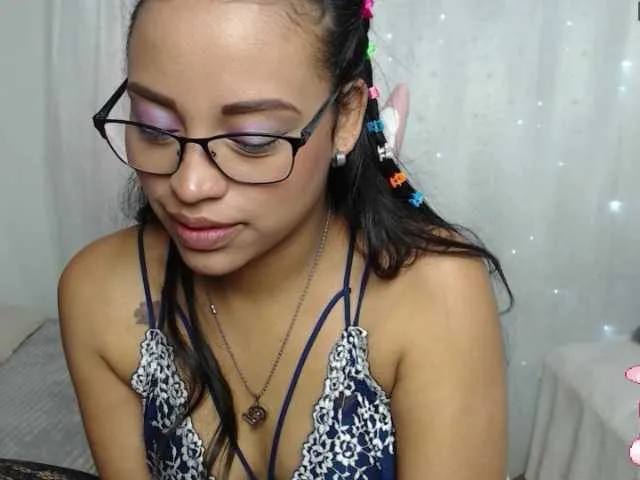 Live sex webcam photo for Angeluxxx #241163763