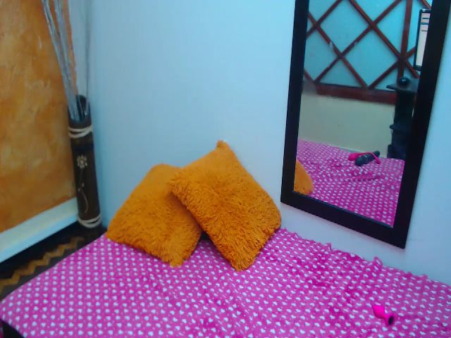 Live sex webcam photo for KellyJhons #263539348