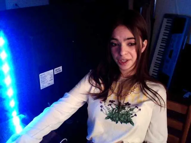 Live sex webcam photo for KittyCute #241090750