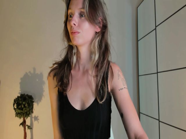 Live sex webcam photo for MelodyKeyy #256406391