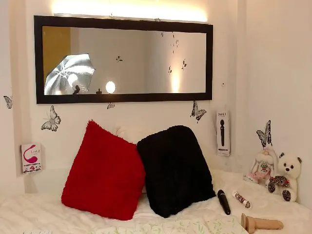 Live sex webcam photo for Juliannemore #256597297