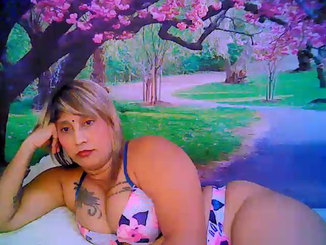 Live sex webcam photo for Roxyfoxy69 #263329275