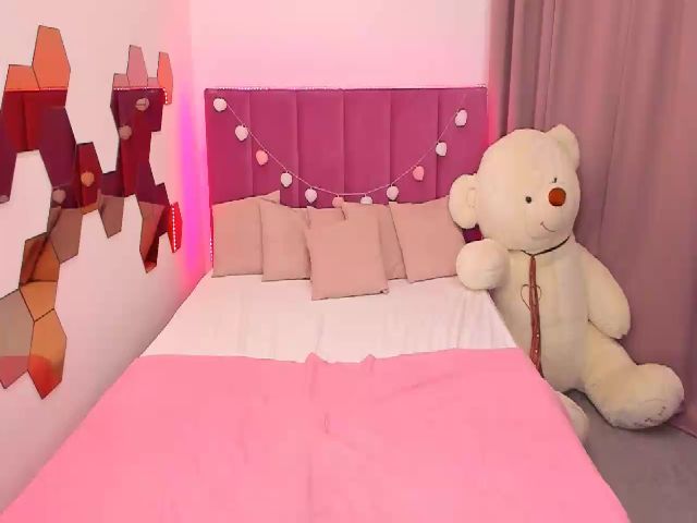 Live sex webcam photo for RedCat18 #253892274