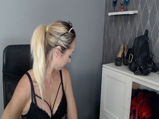 Live sex webcam photo for RikaXxX1 #259213638