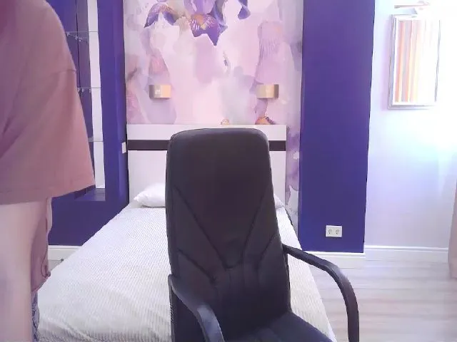 Live sex webcam photo for MikaRoushe #258587741