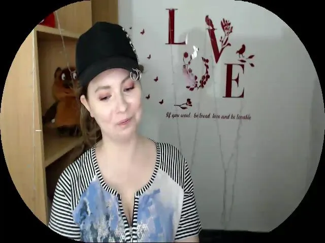 Live sex webcam photo for MollyMey #253190084
