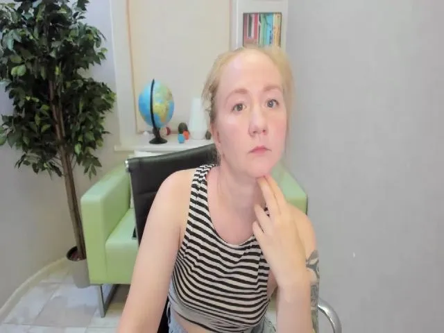 Live sex webcam photo for StunningKelly #252898027