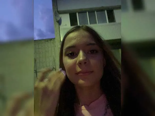 Live sex webcam photo for Roxanne2021 #252241770