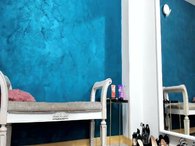 Live sex webcam photo for MayaHelen #263045585