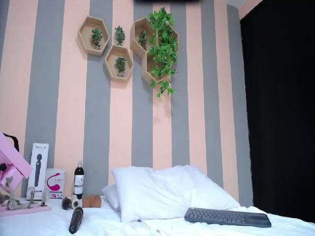 Live sex webcam photo for Aleja_10 #264473266