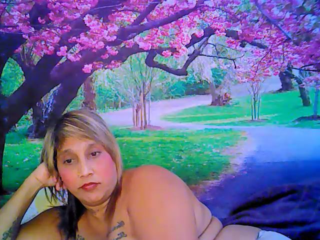 Live sex webcam photo for Roxyfoxy69 #252903042