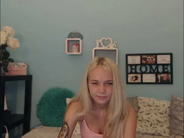 Live sex webcam photo for AnnaHappy18 #264746440