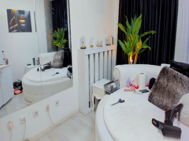 Live sex webcam photo for NicolleHotX #254910419