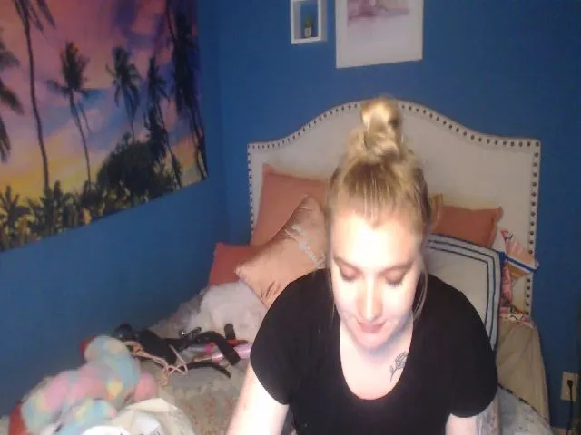 Live sex webcam photo for SnowWhiteXxxx #254347700