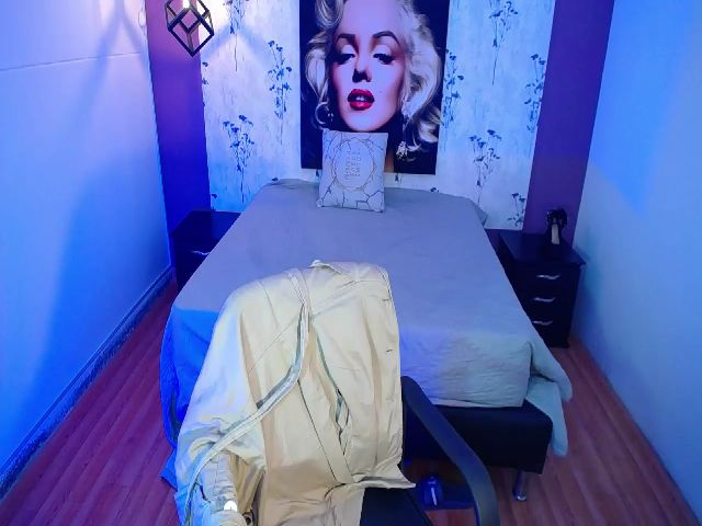 Live sex webcam photo for Angie_fox10 #262064459