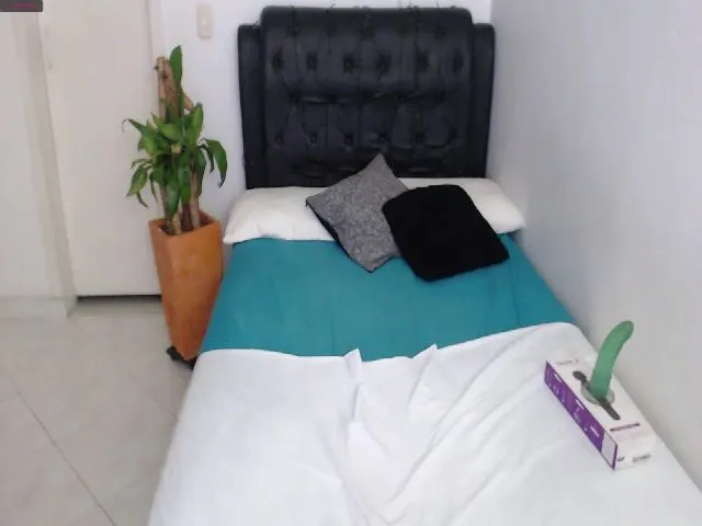 Live sex webcam photo for Melody_10 #255256008