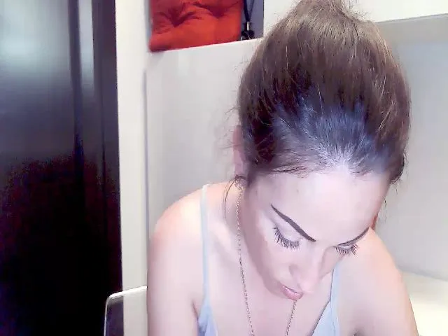 Live sex webcam photo for AngieBaby_77 #255351440