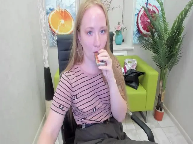 Live sex webcam photo for StunningKelly #255894694