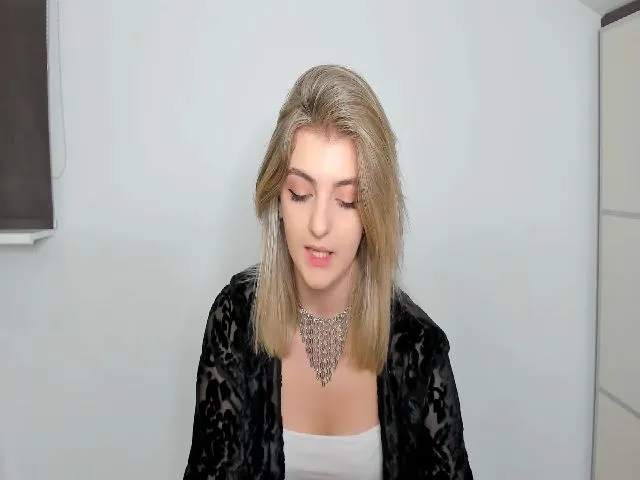 Live sex webcam photo for HelelGretta #253733058