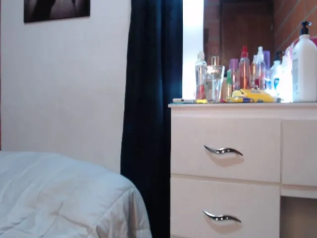 Live sex webcam photo for Laura_soe #254926446
