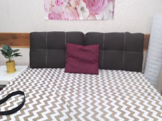 Live sex webcam photo for ReanaQueen #258736663