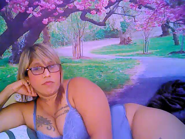 Live sex webcam photo for Roxyfoxy69 #252623468