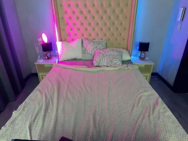 Live sex webcam photo for MonicaSage #263419262