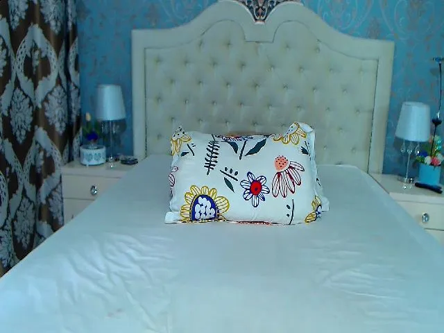 Live sex webcam photo for JessyLove20 #255255959